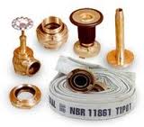 imagem com uma mangueira de incêndio e acessórios