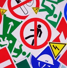 Imagem de várias sinalizações de emerg}encia